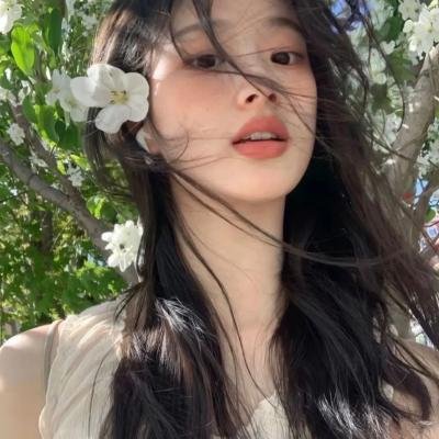 将蝴蝶藏于肩后